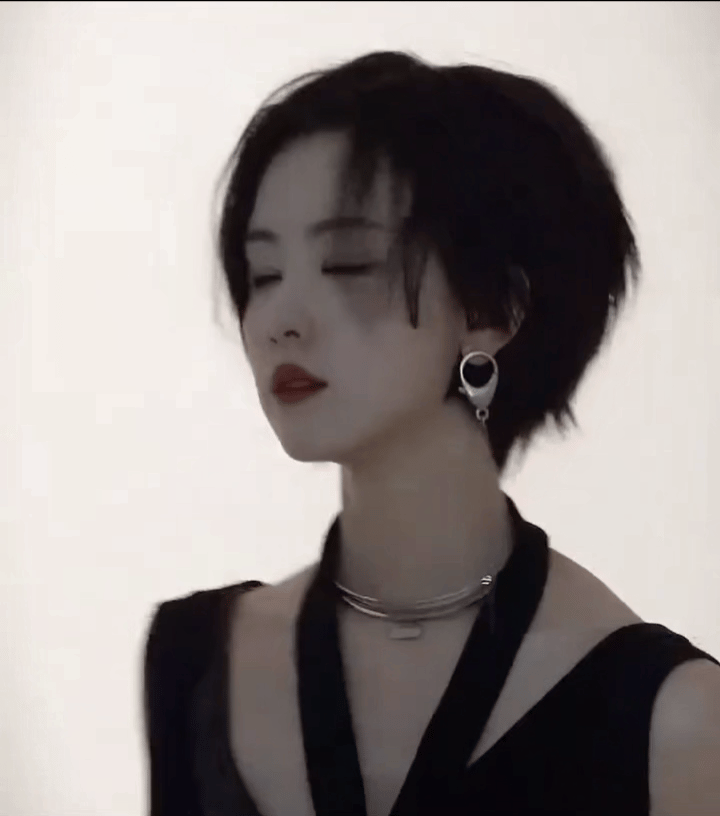 最美校花陈都灵短发造型引热议魅力不减反增颜值爆表