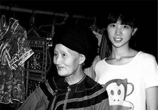 老人如今儿孙满堂,生活无忧.
