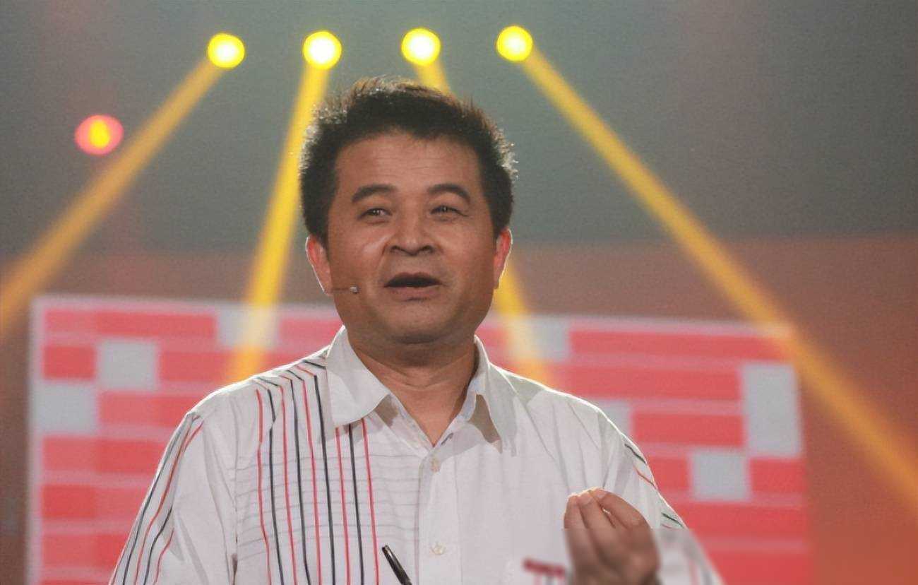 65岁毕福剑近照显老态,斑白鬓角引网友热议:真是姥爷_