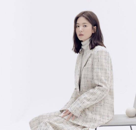 原创宋慧乔全新代言照曝光时尚吊带开启清爽夏日简约私服优雅动人