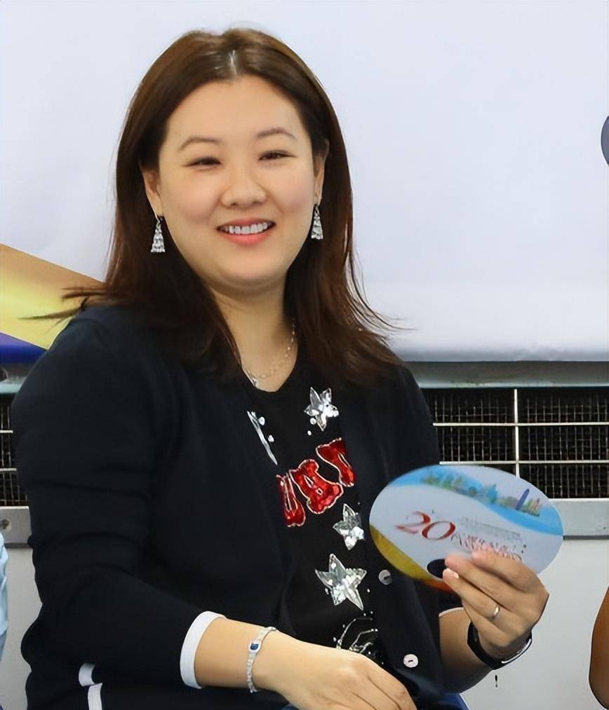 原创伏明霞嫁给大26岁富豪5年生3子称嫁给爱情只是老公恰好有钱