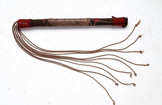 原创那时美国人殴打妻子要处以鞭刑最多40下一定要用九尾鞭抽