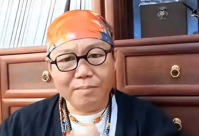 "头巾哥"的真名是权耀培.2023年,他被诊断出患有肝细胞癌.