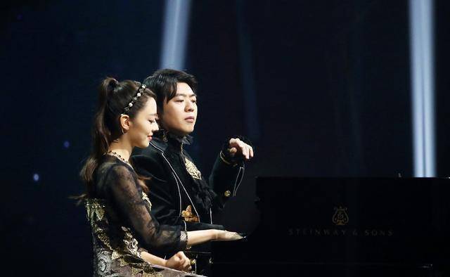 原创吉娜郎朗捞金上瘾参加妻子的旅行狂秀恩爱路透照美腿吸睛
