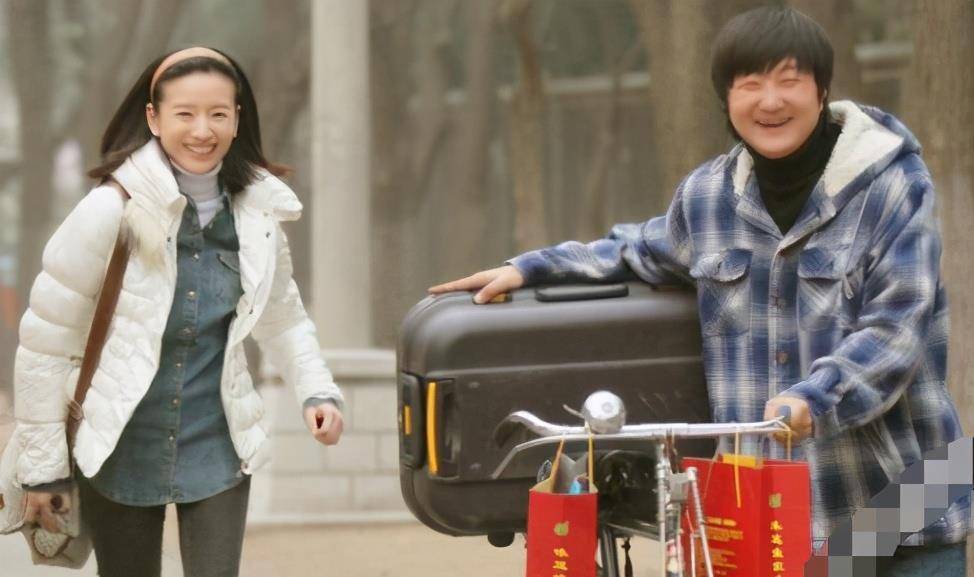 原创王大治怎么了胡子邋遢吃路边摊被围观女神董洁曾因他不忠诚分手