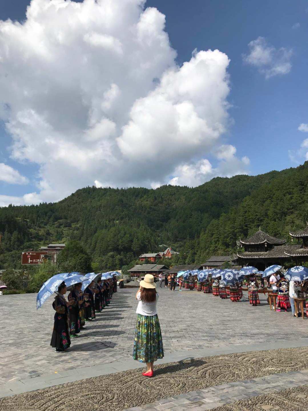 你可以先参观贵阳市区的一些重要景点,如"黔灵公园"和"观山湖风景区"