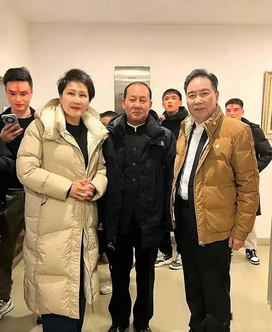 c位是特型演员马少骅,左边是"刘慧芳"扮演者张凯丽,右边好像是饰演
