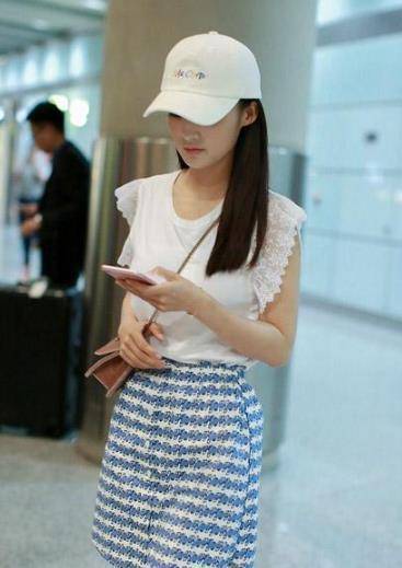 李沁机场大秀天使美腿日常穿搭很少女这样的女生谁不爱