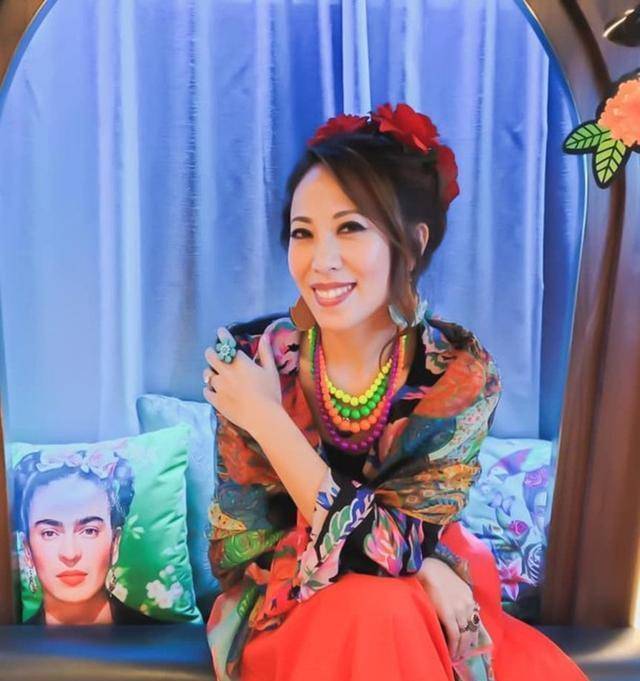 原创港星李乐诗患乳腺癌手术后有麻痹感家族遗传妹妹也得病