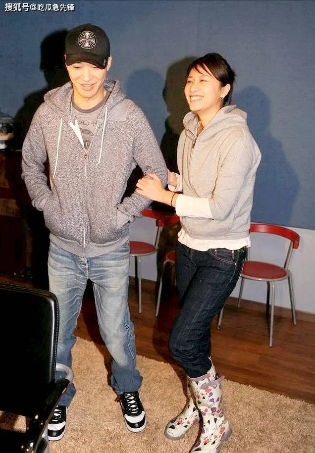 原创49岁徐静蕾罕见与男友亮相都穿卫衣牛仔裤同岁的他像小年轻