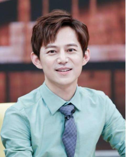 跟神秘男子当街十指紧扣,还上演摸脸杀,何炅的滤镜碎了一地_费启鸣