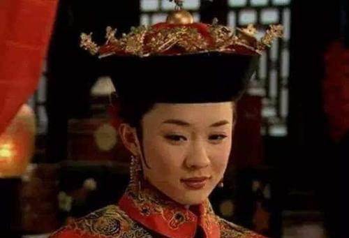 董鄂妃是满洲正白旗人,内大臣鄂硕的女儿,大将军费扬古的姐姐.