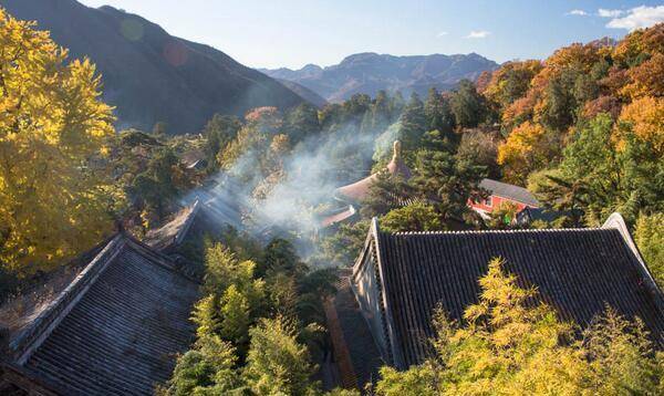 在昌平县北部的黄土山下找到了合意的陵址;这里三面环山,周围群峰高耸