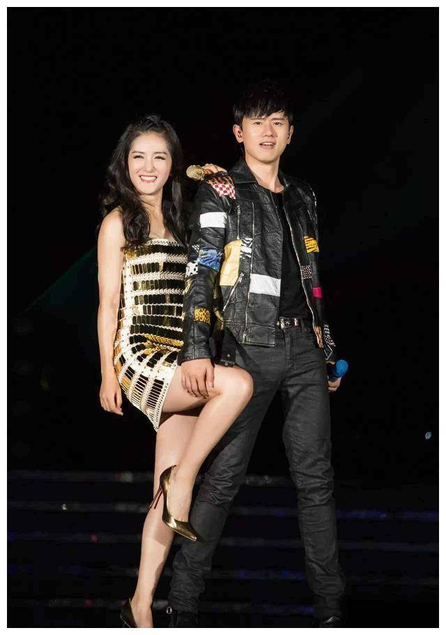 42岁谢娜又怀孕了大肚子带3个女儿逛商场网友估计五个月