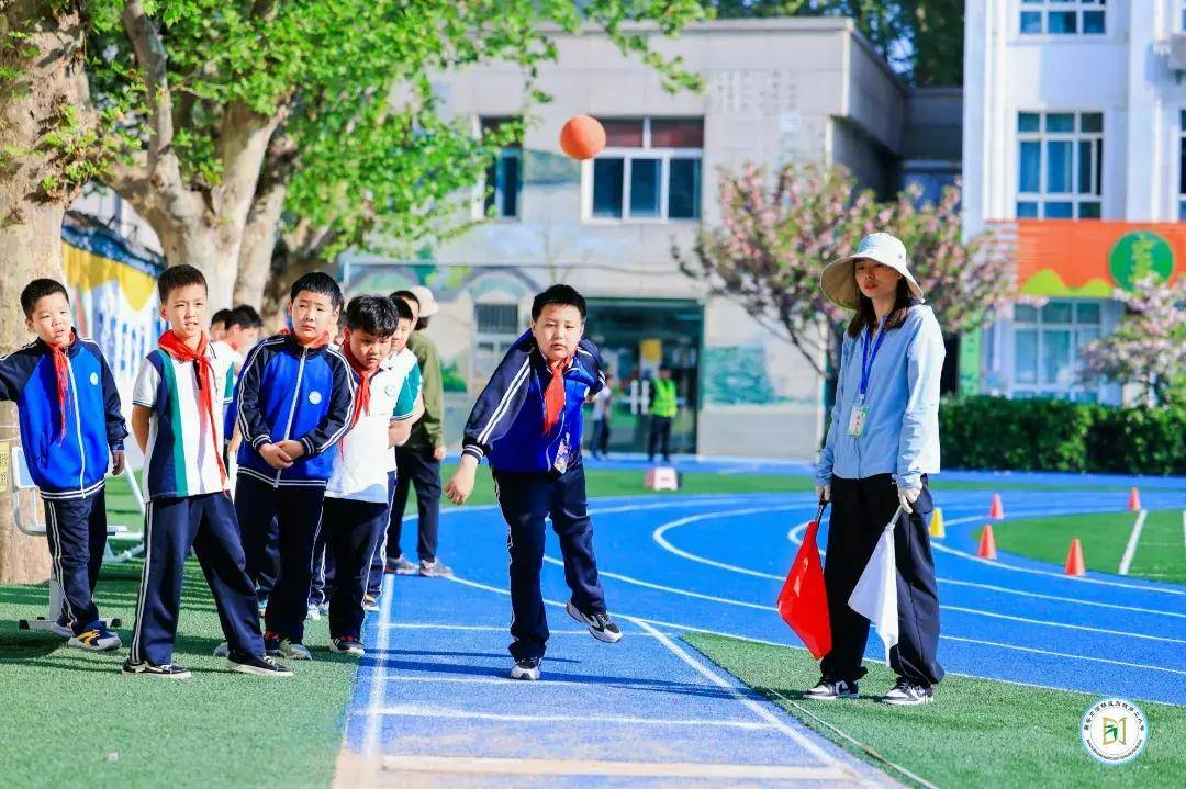 走向春天心怀未来灞桥区东城第二小学举行春季田径运动会