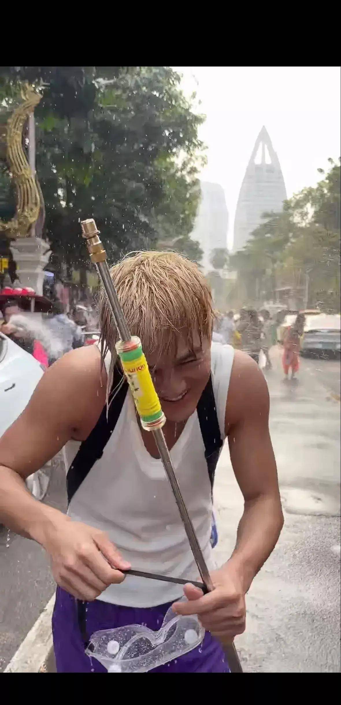 原创吴克群莅临西双版纳欢度泼水节娱乐圈明星战队双双造访彩云南