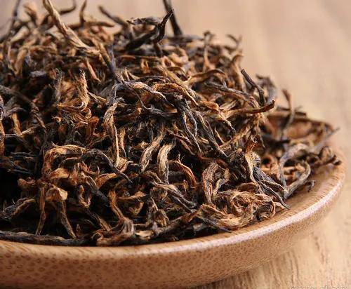 白琳工夫系小叶种红茶,条索细长弯曲,茸毫多呈颗粒绒状,色泽黄黑,内质