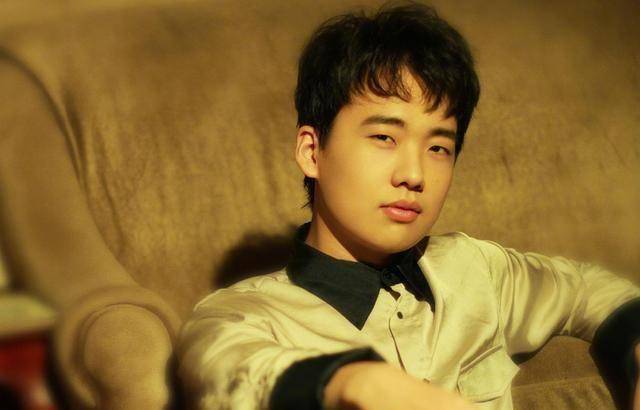 原创国剧盛典郭麒麟获奖不卑不亢沉稳从容不愧是人间清醒