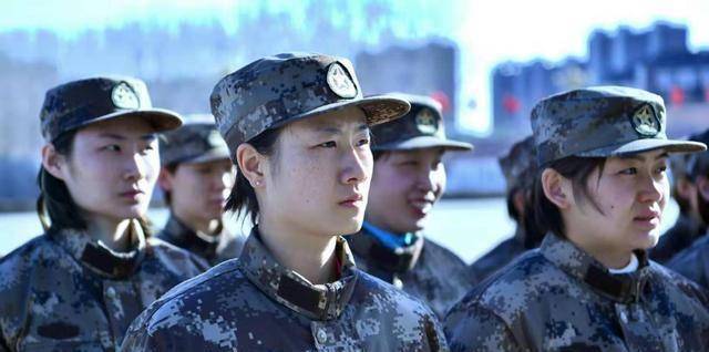 国乒队员们穿上军装后,一个个英姿飒爽,帅气逼人.