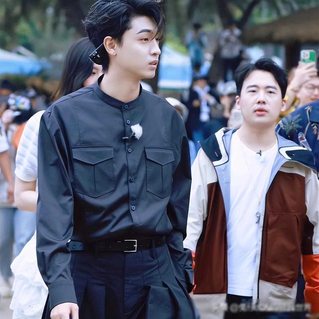 德云社郭麒麟进店打招呼,戴小草帽,爽朗性格获赞_秦霄贤_支持_成功