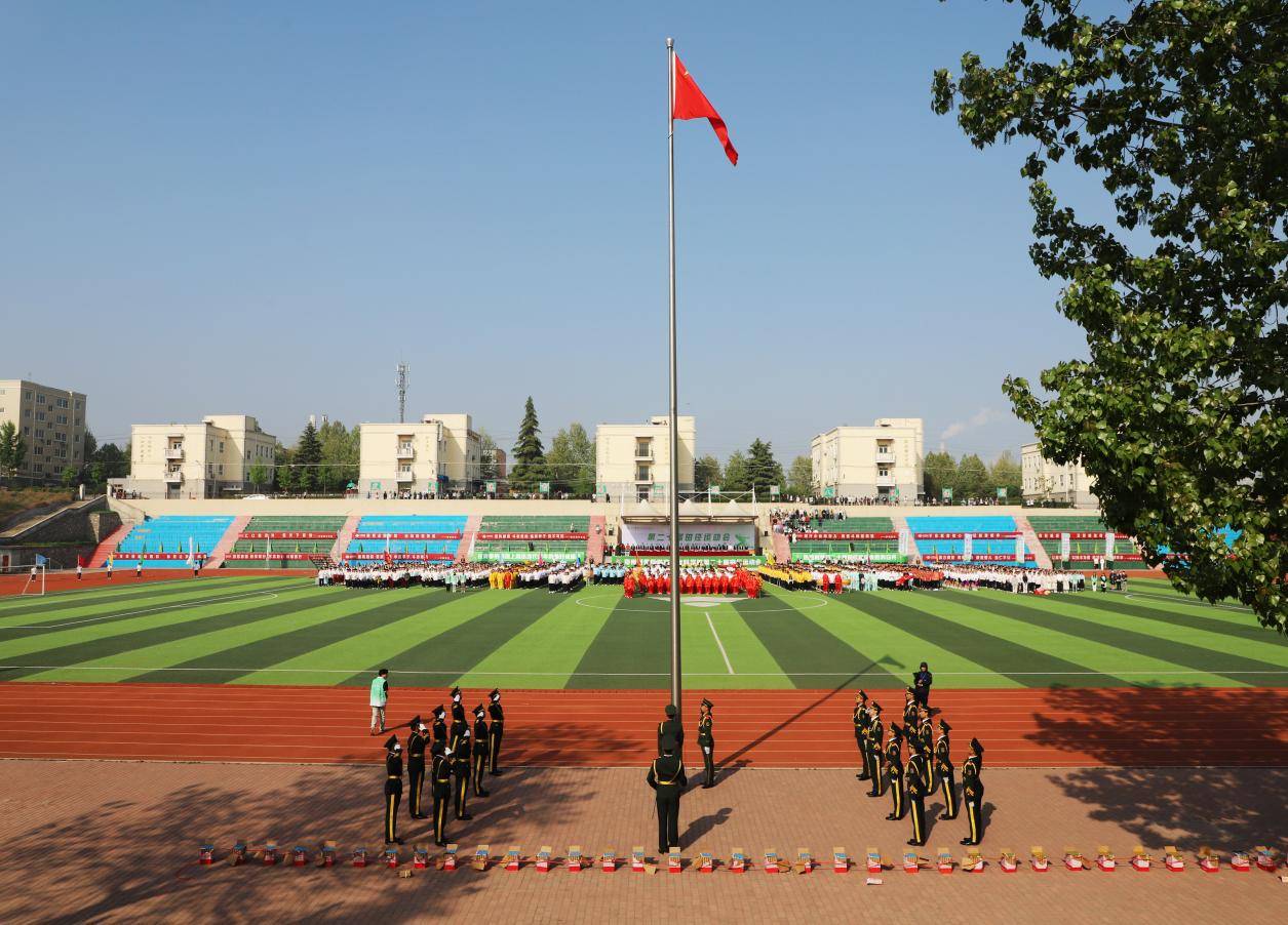 伴随着激昂的《运动员进行曲》,国旗队,旗舞队,军鼓队,彩旗队,裁判员