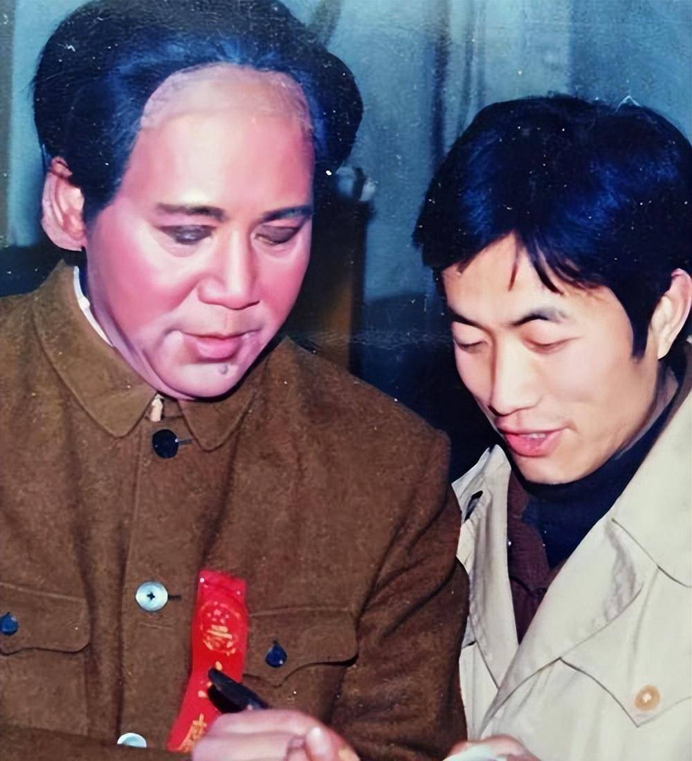 他主演的《开国大典》,《四渡赤水》,《重庆谈判》等电影获得了业内外