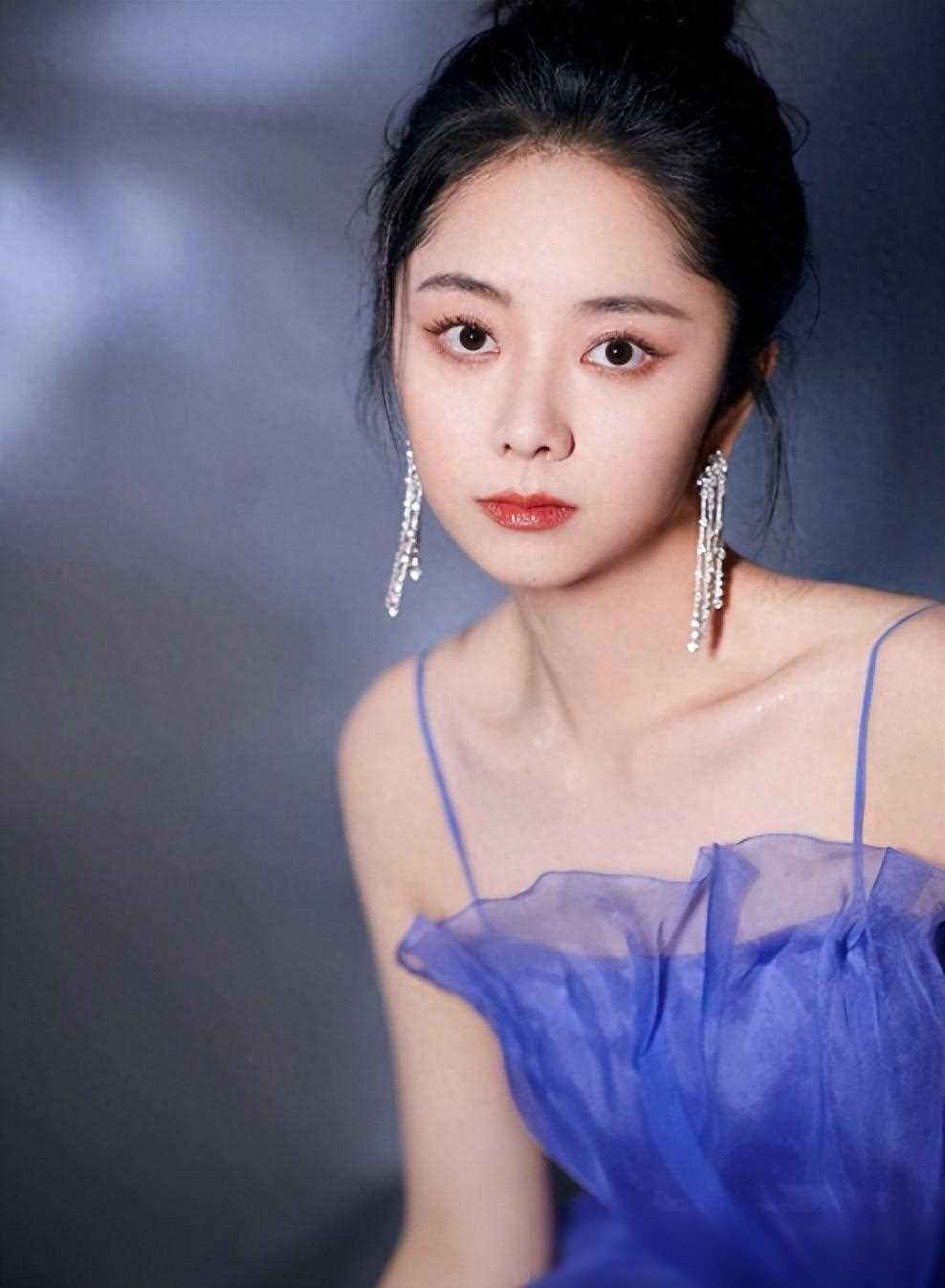 2018年清晨,谭松韵心爱的母亲在车祸中离世,给她的生命带来无法言喻的
