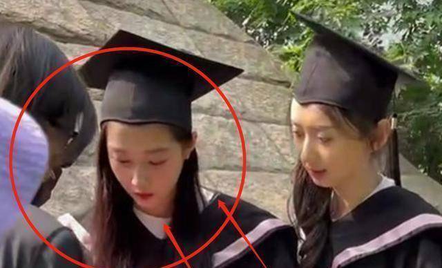 原创关晓彤回校拍毕业照生图暴露了23岁的真实状态这皮肤我看愣了
