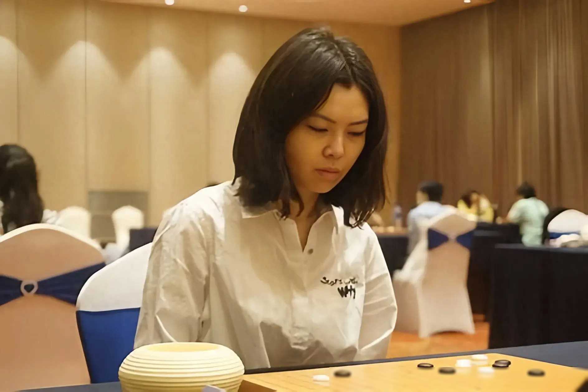 象棋美女棋手图片