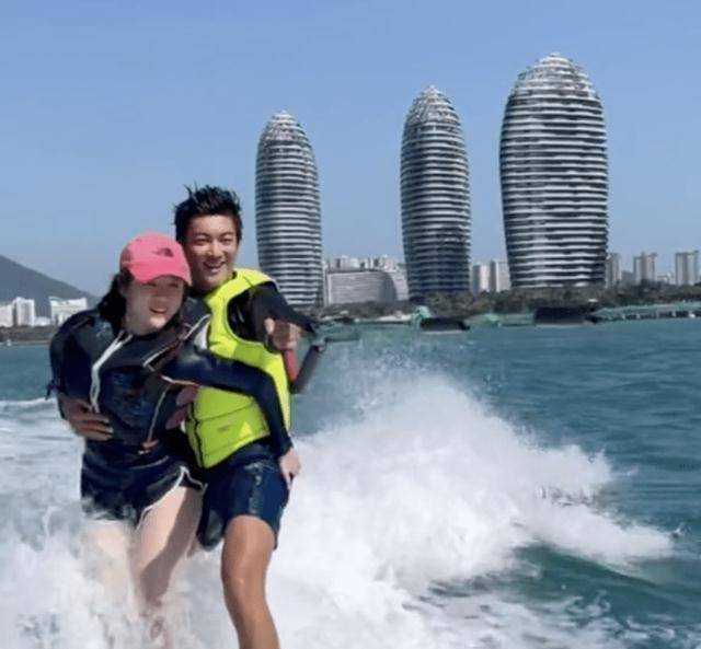 原创杜江霍思燕冲浪吻登热搜当嗯哼发妈妈脾气杜江反应获网激赞