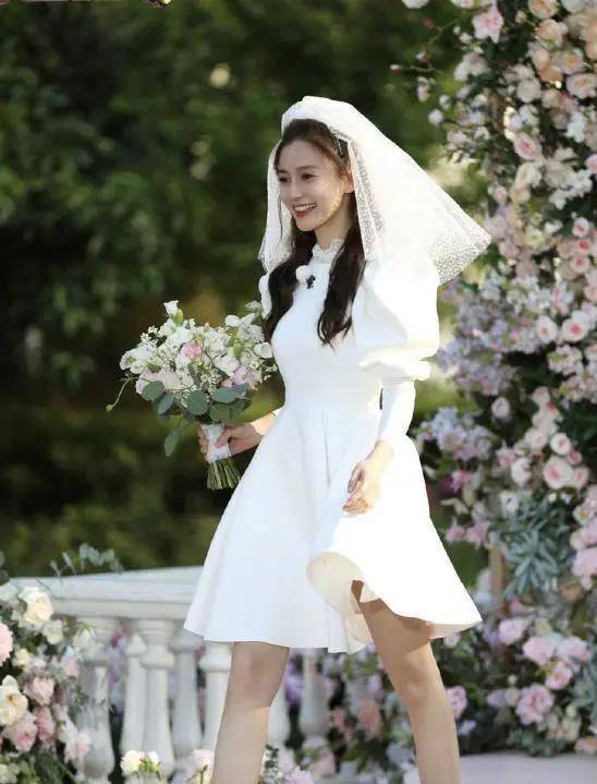 原创关晓彤在跑男受排挤同样婚纱装扮却比baby丑甚至出镜率也低