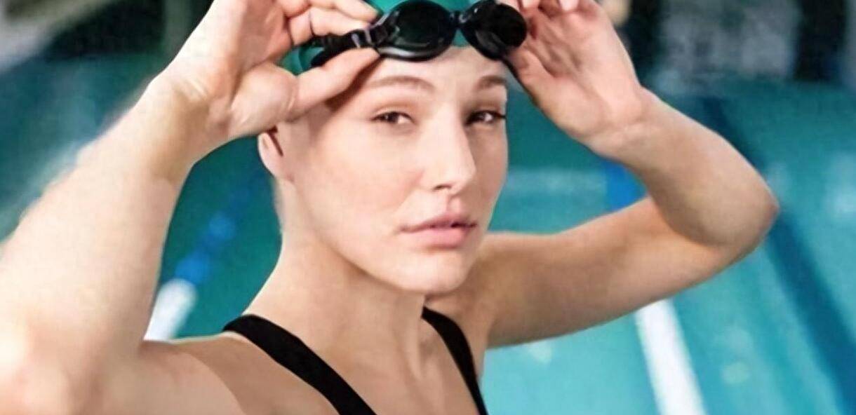 游泳运动员裸露在外的皮肤没有丝毫的毛发