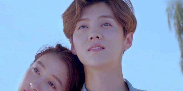 关晓彤晒男友视角照却被桌上物品实力抢镜鹿晗意想不到