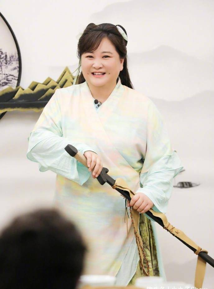 古装打扮的贾玲别有一番气质,长衫采用交叉门襟设计,穿出古典的小清新