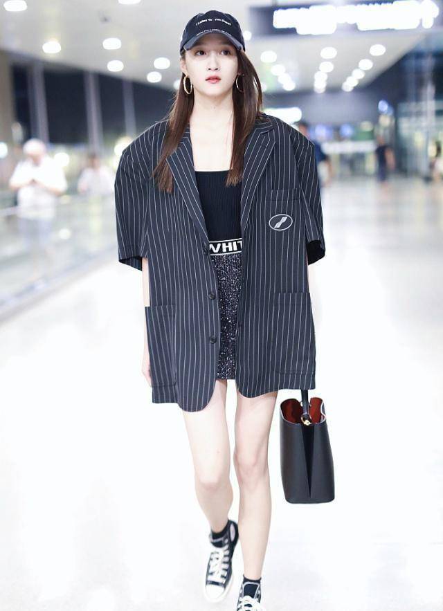 关晓彤衣品越来越高级,闪亮短裙搭超大西装,却被肚子上赘肉抢镜