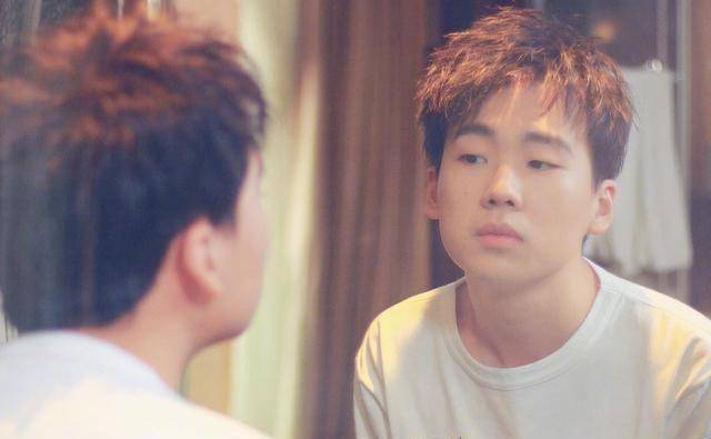 原创国剧盛典郭麒麟获奖不卑不亢沉稳从容不愧是人间清醒