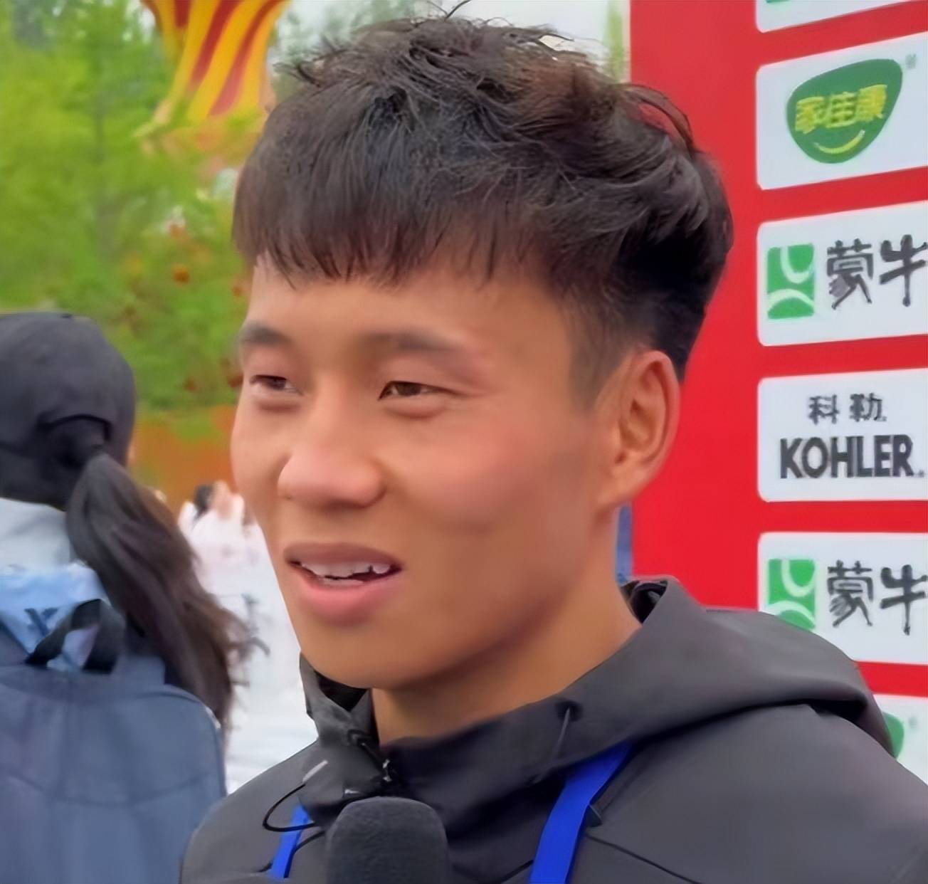 三名非洲运动员,在临近终点明显收力!更令人无语的还是三人护送!