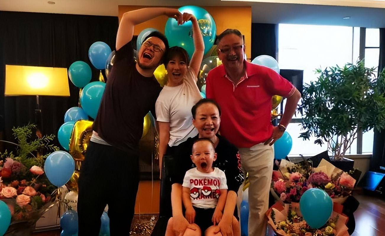 原创宋丹丹与儿子一家春游儿孙绕膝超幸福网友英达输的很彻底