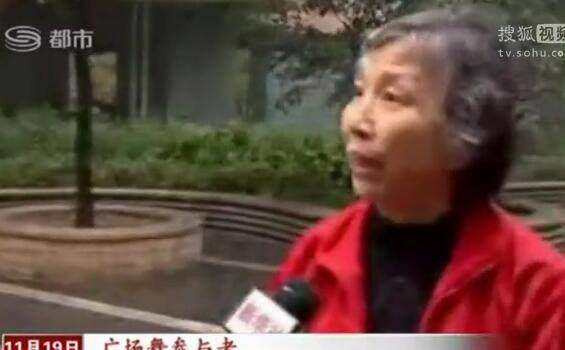 原创广场舞大妈争篮球场群殴小伙年龄和智商总有一个在过儿童节