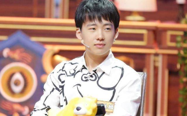 原创国剧盛典郭麒麟获奖不卑不亢沉稳从容不愧是人间清醒