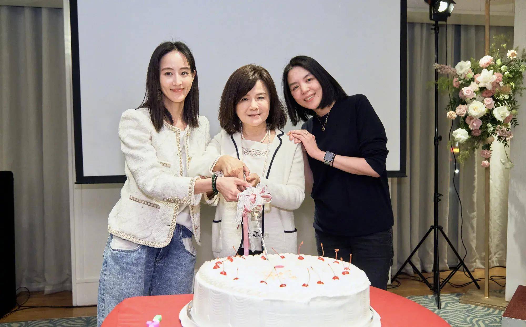 张钧甯和亲姐姐定居上海,一家人外出逛街吃饭,牵着外甥女好温馨