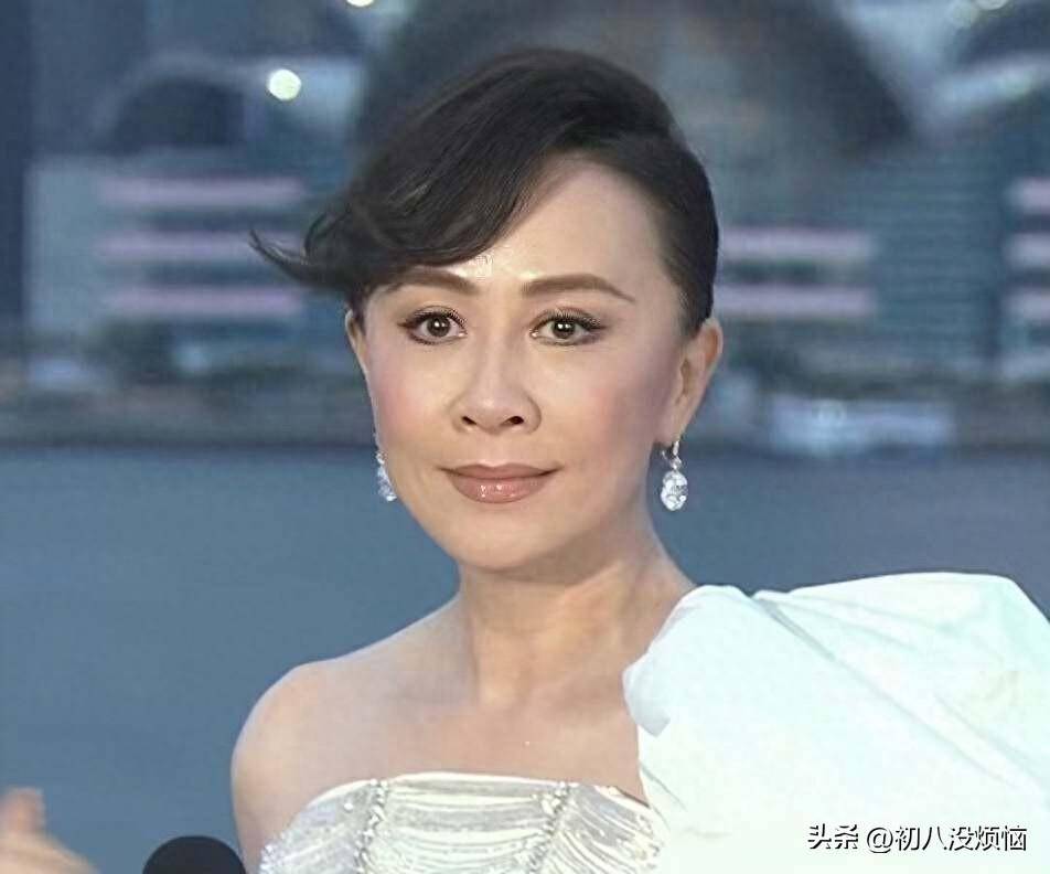 香港金像奖颁奖典礼,刘嘉玲穿龙虾礼服太吸睛,像参加厨师大赛!