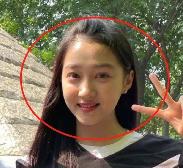 关晓彤回校拍毕业照,生图暴露了23岁的真实状态,这皮肤我看愣了
