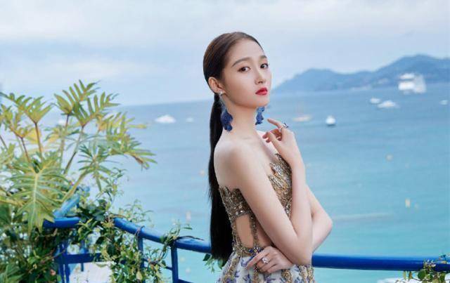 关晓彤撞上张雪迎同穿镂空裙走红毯风格差距却这么大