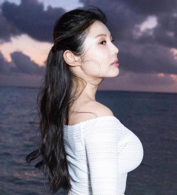 原创徐冬冬写真惊艳亮相完美身材与卓越演技共舞粉丝倾倒成潮