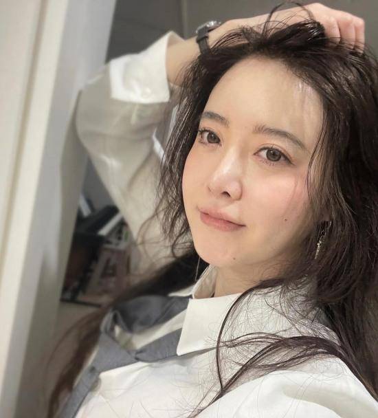 15日,演员具惠善的个人频道上公开了两张包含她现状的自拍照,并配文称