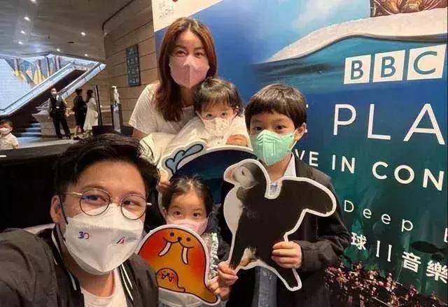 霍启刚携大儿子看球赛父子俩穿着朴素11岁霍中曦长得像爷爷