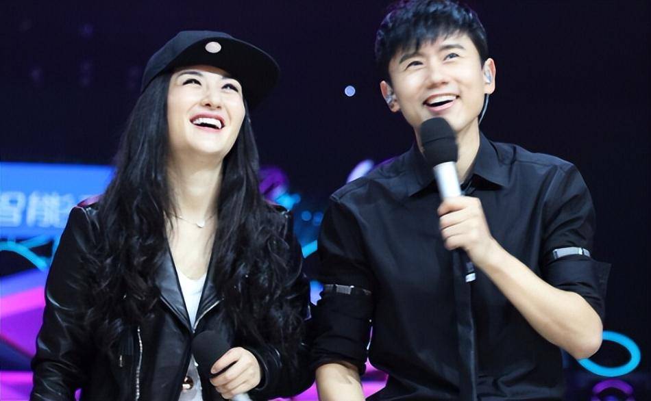 张杰谢娜带仨娃游迪士尼十指紧扣如热恋情侣3个保姆很抢镜