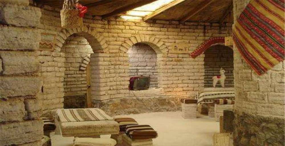 原创世界唯一用盐做成的酒店花费一百万块盐砖却严禁客人随意舔墙