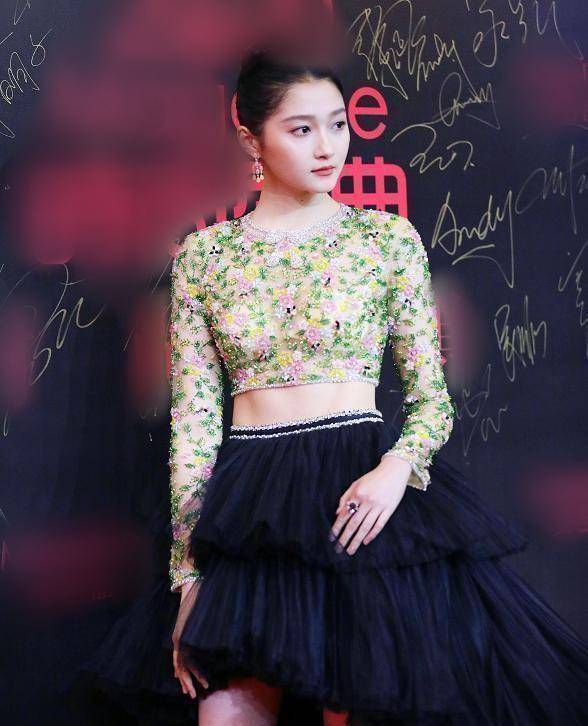 原创关晓彤看着挺瘦穿白衣服忘了吸气后突起的肚子把观众都看懵了